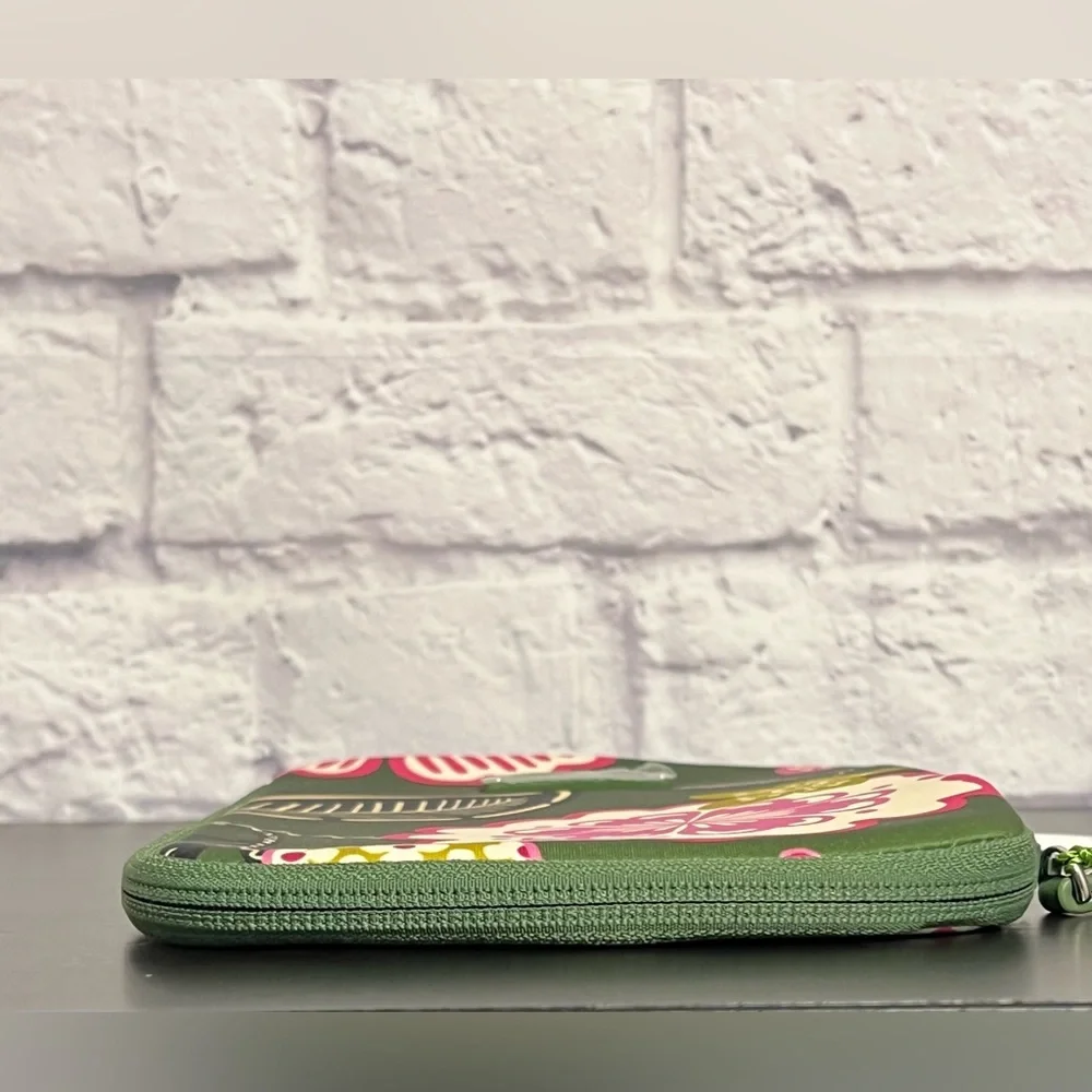 *NWT* Vera Bradley Neoprene Medium Tablet Sleeve in Olivia Pink